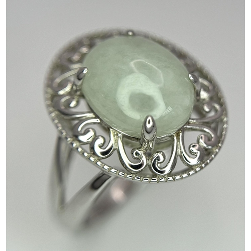 599 - An Sterling Silver and Green Prehnite Cabochon Ring. Size S. The Crown Measures 2cm length. Weighs 5... 