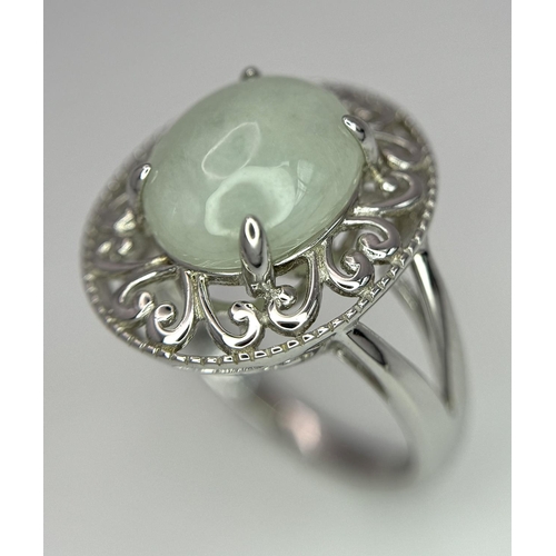 599 - An Sterling Silver and Green Prehnite Cabochon Ring. Size S. The Crown Measures 2cm length. Weighs 5... 