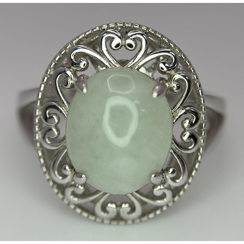 599 - An Sterling Silver and Green Prehnite Cabochon Ring. Size S. The Crown Measures 2cm length. Weighs 5... 