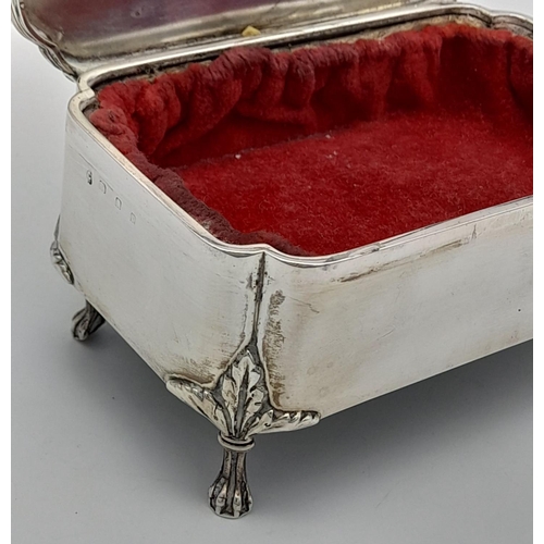 262 - A SOLID SILVER FOOTED TRINKET BOX WITH DECORATED LID AND VELVET LINING CIRCA 1930 .   263.2gms     1... 