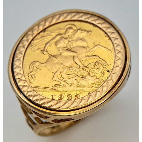 267 - A 1982 22K GOLD HALF SOVEREIGN SET IN A 9K GOLD RING .    7.1gms   sized T