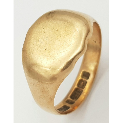 302 - A VINTAGE 9K ROSE GOLD GENTS RING .    6.0gms   size U