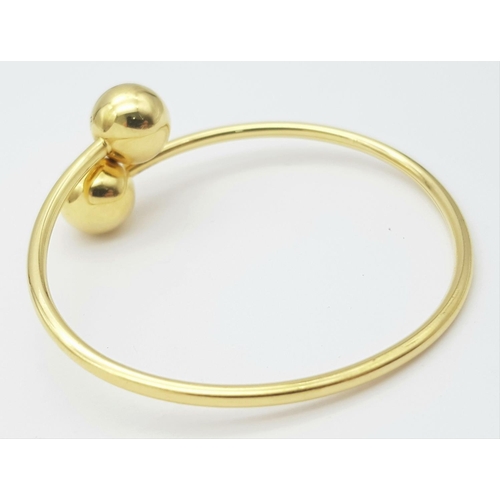 40 - A TIFFANY & CO 18K YELLOW GOLD HARDWEAR BALL BANGLE 11.4G, £2650 RRP. 60MM INNER DIAMETER.

ref: SC ... 