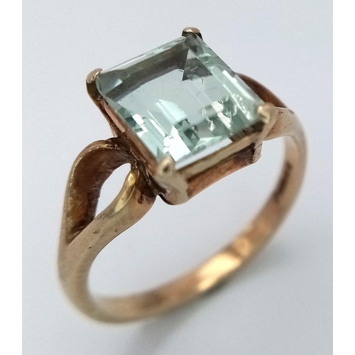 7 - 9 carat GOLD and AQUAMARINE RING. Having a large (1 carat) Aquamarine, Emerald Cut and set to top an... 