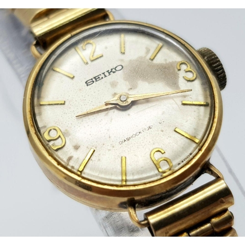 281 - A VINTAGE 9K GOLD SEIKO LADIES WATCH ON AN EXCALIBUR EXPANDING STRAP ,MANUAL MOVEMENT , WORKING BUT ... 