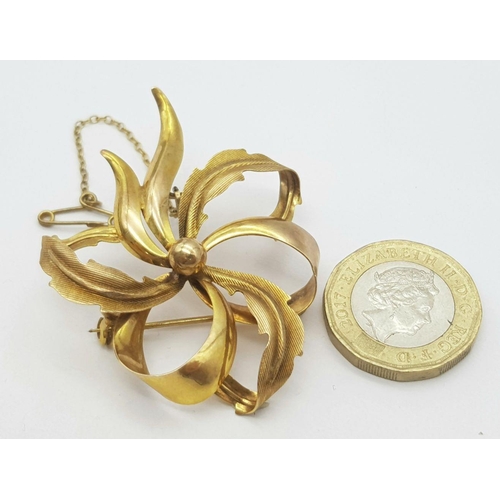 330 - A VERY ATTRACTIVE 9K GOLD FLORAL SHAPED BROOCH WITH SAFETY CHAIN .    6.4gms     4 x 5cms approx.