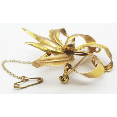 330 - A VERY ATTRACTIVE 9K GOLD FLORAL SHAPED BROOCH WITH SAFETY CHAIN .    6.4gms     4 x 5cms approx.