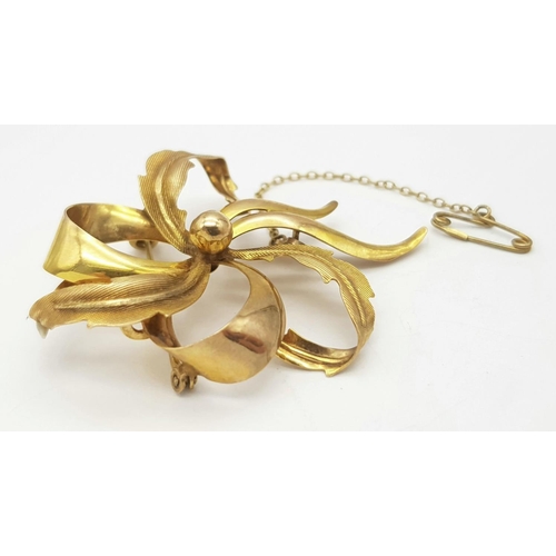 330 - A VERY ATTRACTIVE 9K GOLD FLORAL SHAPED BROOCH WITH SAFETY CHAIN .    6.4gms     4 x 5cms approx.