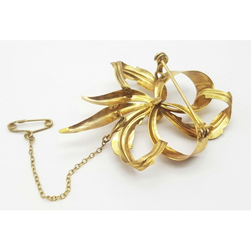 330 - A VERY ATTRACTIVE 9K GOLD FLORAL SHAPED BROOCH WITH SAFETY CHAIN .    6.4gms     4 x 5cms approx.