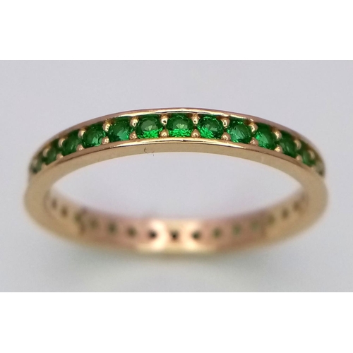 424 - A 14K YELLOW GOLD GREEN STONE SET FULL ETERNITY / BAND RING 1.3G SIZE L.

ref: SC 2058