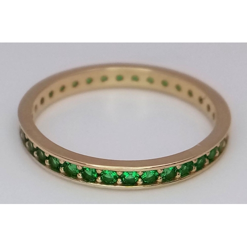 424 - A 14K YELLOW GOLD GREEN STONE SET FULL ETERNITY / BAND RING 1.3G SIZE L.

ref: SC 2058