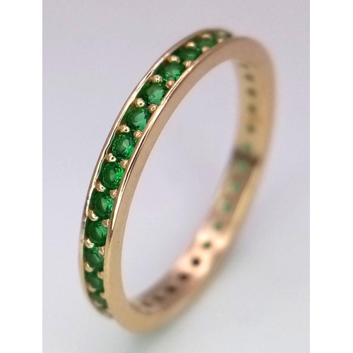 424 - A 14K YELLOW GOLD GREEN STONE SET FULL ETERNITY / BAND RING 1.3G SIZE L.

ref: SC 2058