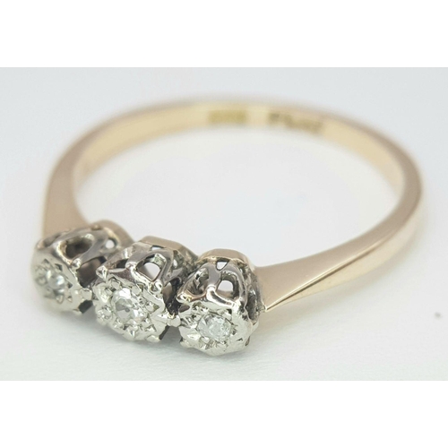 460 - A 9K YELLOW GOLD & PLATINUM VINTAGE THREE STONE DIAMOND RING 1.8G , SIZE O.

ref: 8511