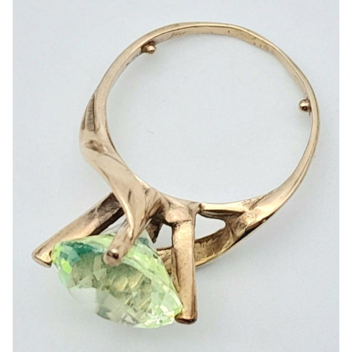 463 - A 9K GOLD DRESS RING WITH A LARGE FACETED GREEN STONE IN CLAW SETTING .   4.4gms   size L