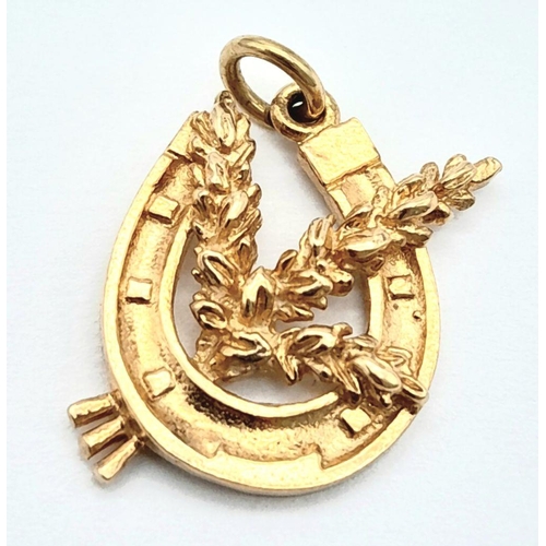 543 - A 9K YELLOW GOLD LUCKY HEATHER IN A HORSESHOE CHARM / PENDANT 2.2G, 1.5CMx2CM.

ref: SC 2019