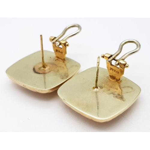 84 - Stunning pair of 9 carat GOLD EARRINGS. Square shape with attractive brickwork detail. Fitting for p... 