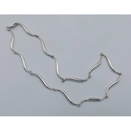 511 - Stunning SOLID SILVER NECKLACE with long Serpentine Links. Full UK hallmark. Please see pictures. 40... 