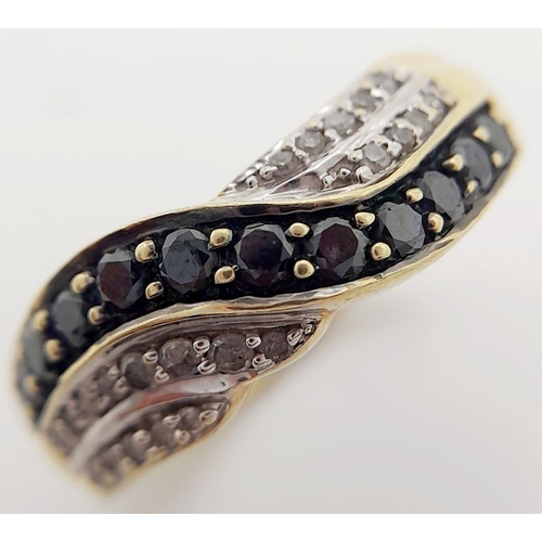 600 - A 9K YELLOW GOLD BLACK & WHITE DIAMOND TWIST BAND RING 3G, SIZE M.

ref: JR6