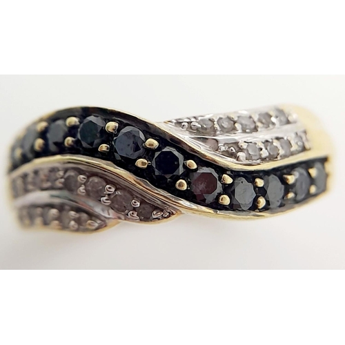 600 - A 9K YELLOW GOLD BLACK & WHITE DIAMOND TWIST BAND RING 3G, SIZE M.

ref: JR6