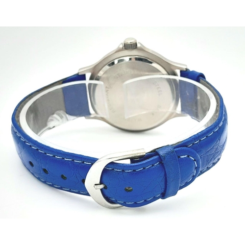 1372 - A Rothmans Williams Renault F1 Quartz Watch. Blue leather strap. Case - 36mm. In working order.