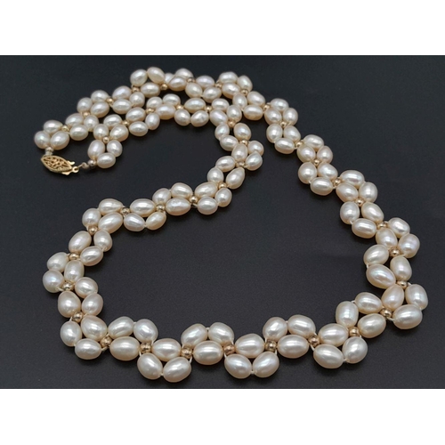 309 - A Rice Pearl Cluster Necklace with a 14K Gold Clasp. 40cm. 
32g