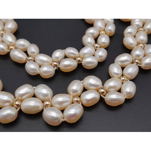 309 - A Rice Pearl Cluster Necklace with a 14K Gold Clasp. 40cm. 
32g