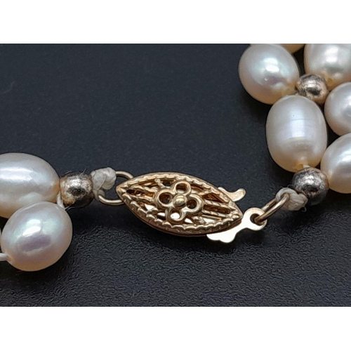 309 - A Rice Pearl Cluster Necklace with a 14K Gold Clasp. 40cm. 
32g