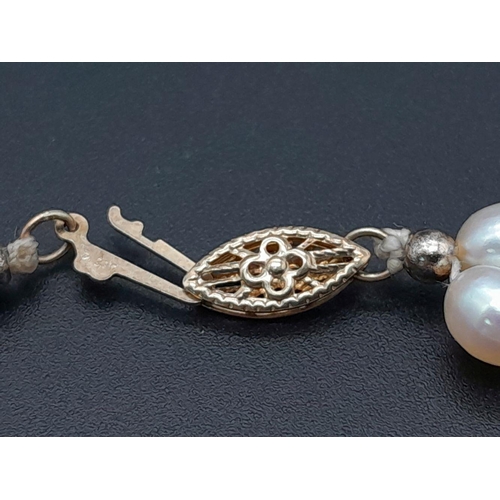 309 - A Rice Pearl Cluster Necklace with a 14K Gold Clasp. 40cm. 
32g