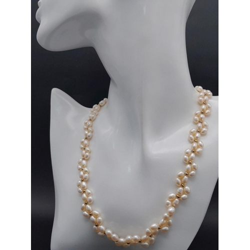 309 - A Rice Pearl Cluster Necklace with a 14K Gold Clasp. 40cm. 
32g