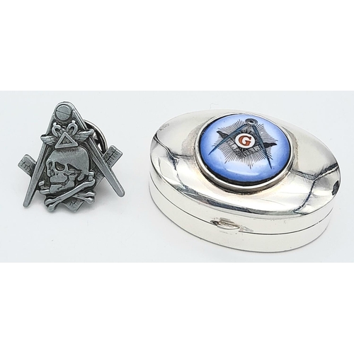 100 - A top-quality sterling silver pill box with Masonic emblem on top, dimensions: 33 x 26 x 16 mm, in e... 