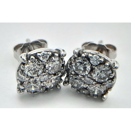 120 - A Pair of 18K White Gold Diamond Stud Earrings. Circular shaped and round cut diamond decorated - 0.... 