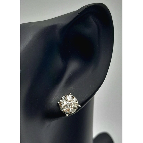 120 - A Pair of 18K White Gold Diamond Stud Earrings. Circular shaped and round cut diamond decorated - 0.... 