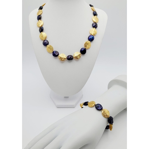 142 - A highly glamorous pearl necklace and bracelet set. The pearls are of very unusual round flat shape ... 
