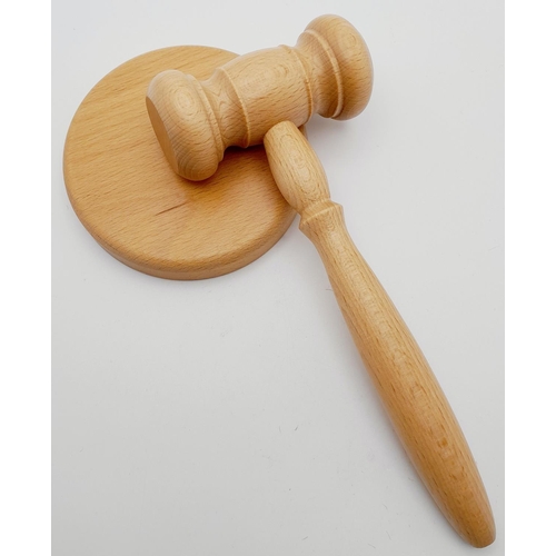 199 - A beech wood Gavel and Base presented in solid beech wood box in excellent/unused box. Perfect for c... 