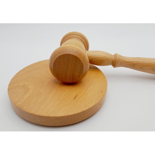 199 - A beech wood Gavel and Base presented in solid beech wood box in excellent/unused box. Perfect for c... 