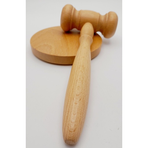 199 - A beech wood Gavel and Base presented in solid beech wood box in excellent/unused box. Perfect for c... 