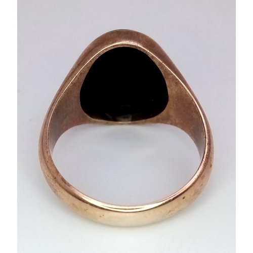 262 - A Vintage 9K Yellow Gold Signet Ring with Black Onyx Intaglio Decoration. Size T. 8.3g total weight.