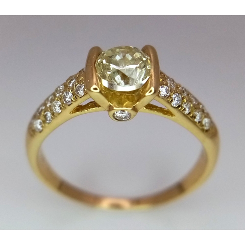 92 - An 18K Yellow Gold and Diamond Gents Dress Ring. A 1.044ct brilliant round cut centre diamond is acc... 