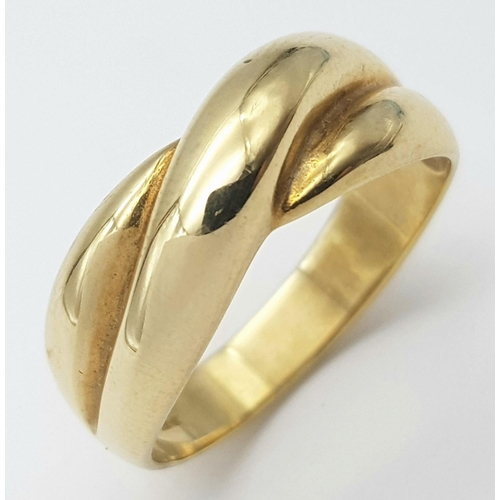 93 - A 9K Yellow Gold Crossover Ring. Size S. 4.15g.