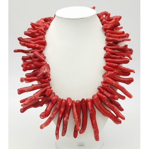 171 - An extravagant genuine red coral necklace with large branches (up to 70 mm). Length: 47 cm, weight: ... 