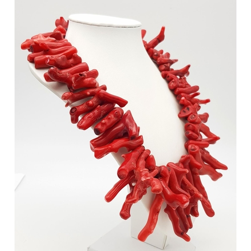 171 - An extravagant genuine red coral necklace with large branches (up to 70 mm). Length: 47 cm, weight: ... 