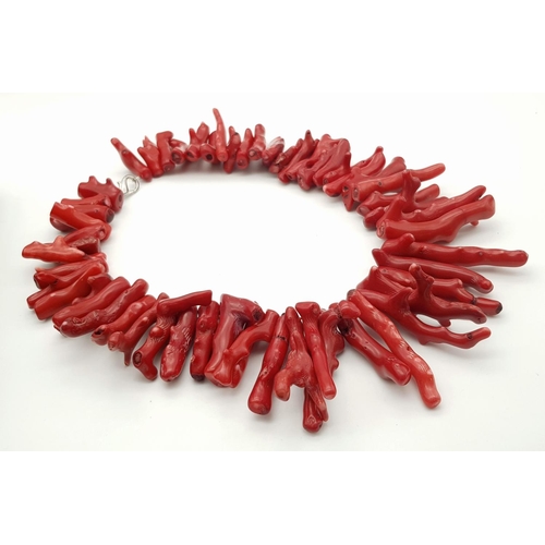 171 - An extravagant genuine red coral necklace with large branches (up to 70 mm). Length: 47 cm, weight: ... 