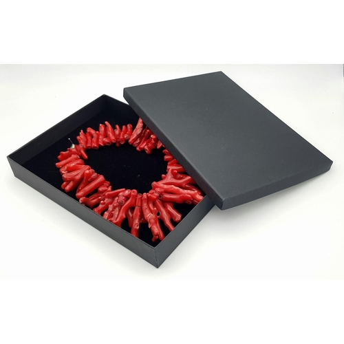 171 - An extravagant genuine red coral necklace with large branches (up to 70 mm). Length: 47 cm, weight: ... 