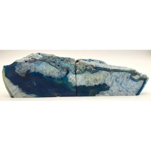 227 - A beautiful pair of large blue agate bookends, total weight: 2750 g.