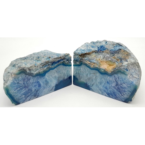 227 - A beautiful pair of large blue agate bookends, total weight: 2750 g.