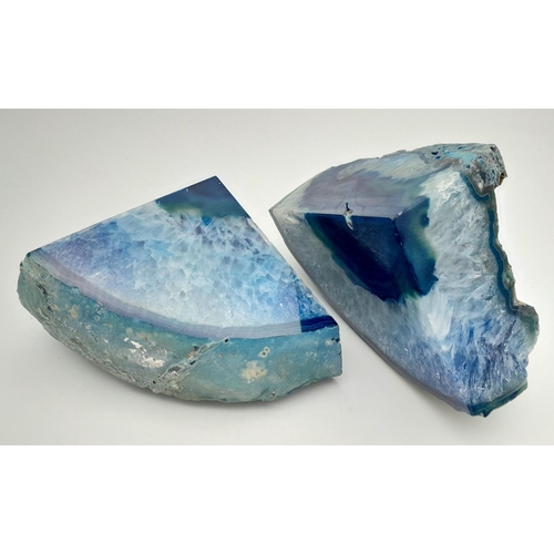 227 - A beautiful pair of large blue agate bookends, total weight: 2750 g.