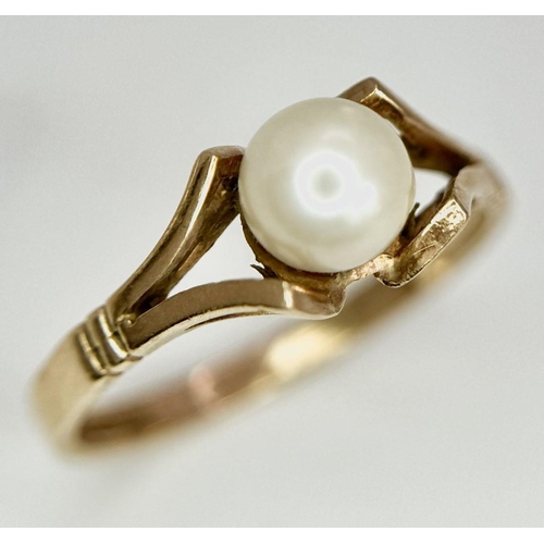 108 - A 9K GOLD RING WITH CENTRAL PEARL NICELY CRADLED IN SETTING .   2.1gms   size 0