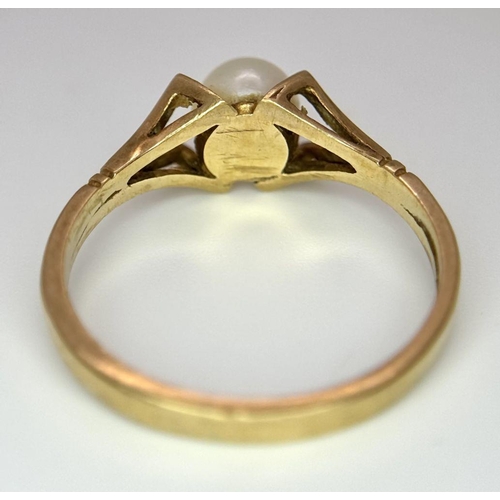 108 - A 9K GOLD RING WITH CENTRAL PEARL NICELY CRADLED IN SETTING .   2.1gms   size 0