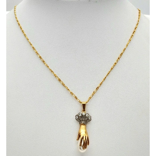 424 - AN 18K GOLD 44cms INTERLINK CHAIN WITH AN ART DECO PENDANT IN THE FORM OF A HAND HOLDING A TEAR DROP... 