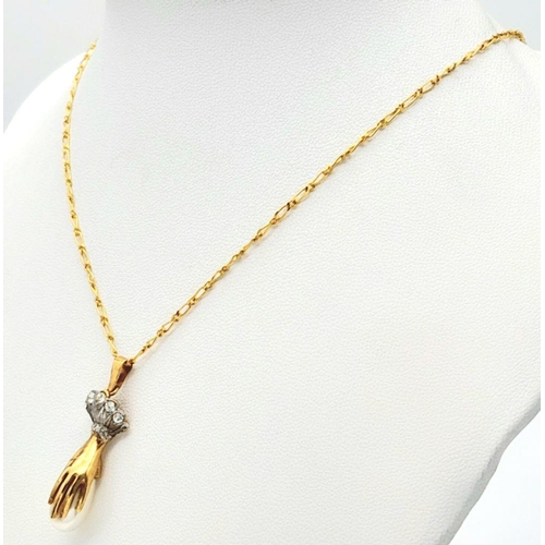 424 - AN 18K GOLD 44cms INTERLINK CHAIN WITH AN ART DECO PENDANT IN THE FORM OF A HAND HOLDING A TEAR DROP... 